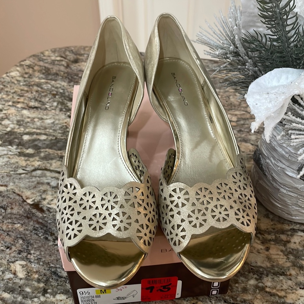 NWT Bandolino Gold Heeled Shoes